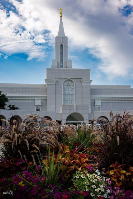 Bountiful Utah Temple in the summer.